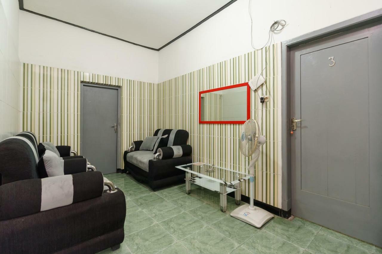 Reddoorz Syariah Near Ciledug Station Hotel Cirebon Exterior photo